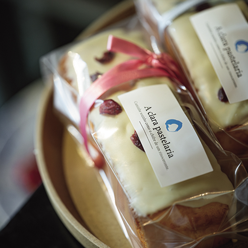 ロゴの下のポルトガル語は、「犀（さい）の角のようにただ一人歩め」。