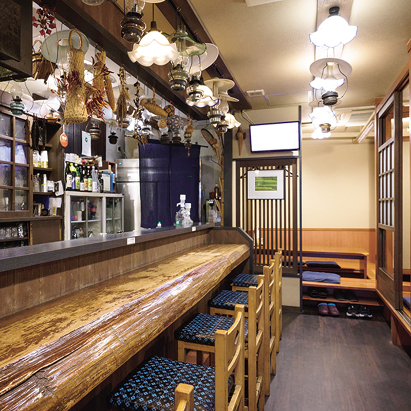 なつかしい雰囲気を生むカウンターと食器棚