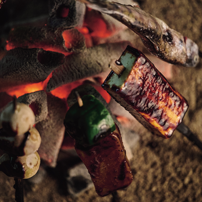 使用火力強勁的縣產木炭，將表面烤得酥脆。