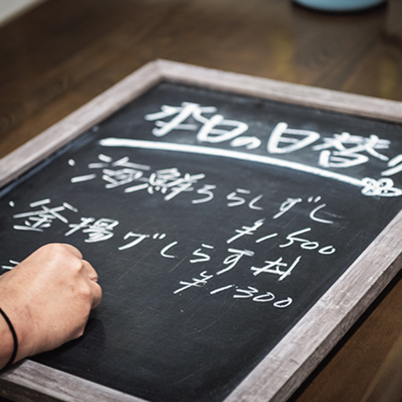 せりを終えた市場関係者が次々と訪れる「いろは食堂」