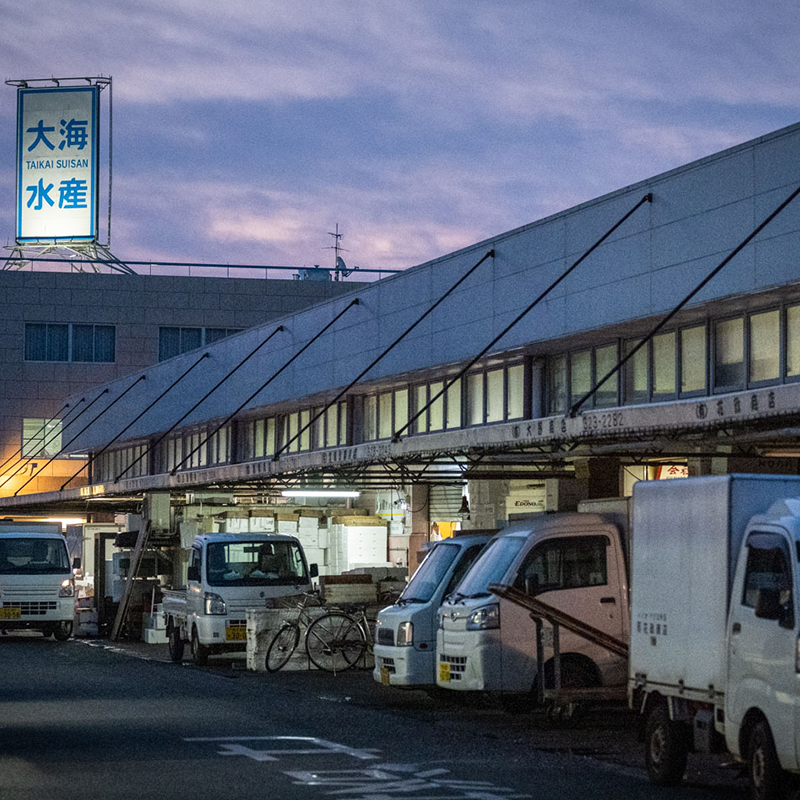 せりを終えた市場関係者が次々と訪れる「いろは食堂」
