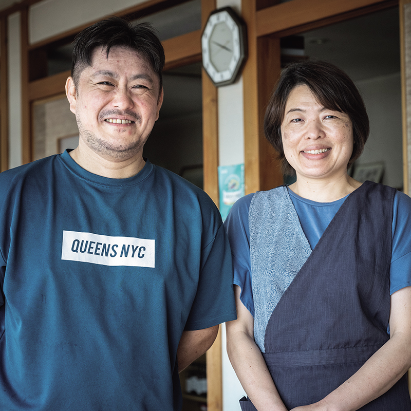 「河丁」の店主、小林孝俊さん(左)。先代・川上昭和さんの娘である、妻の月子(つきこ)さん。