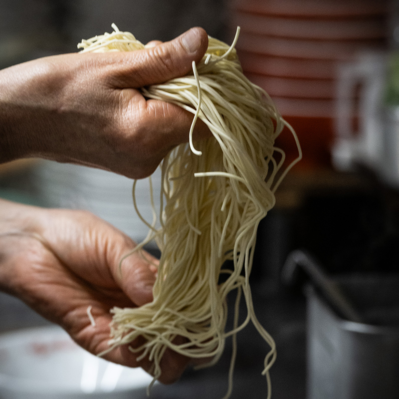 麺は熊本市の製麺所から取り寄せる。